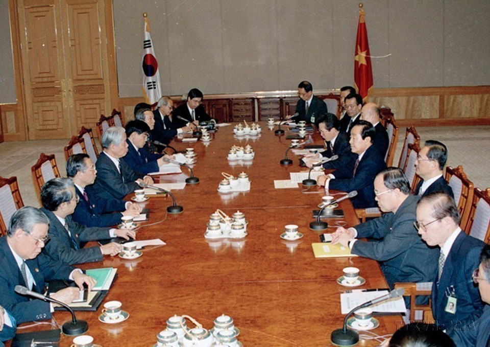 Party General Secretary Do Muoi holds talks with President Kim Young-sam during his official visit to the Republic of Korea from April 11–17, 1995. (Photo: VNA)