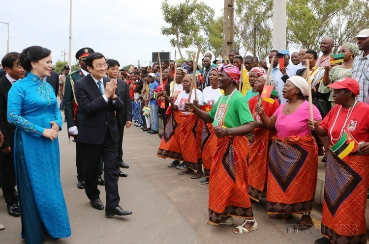 President Truong Tan Sang and his spouse meet with Maputo people during his state visit to Mozambique (Maputo, March 12, 2016). (Photo: VNA)