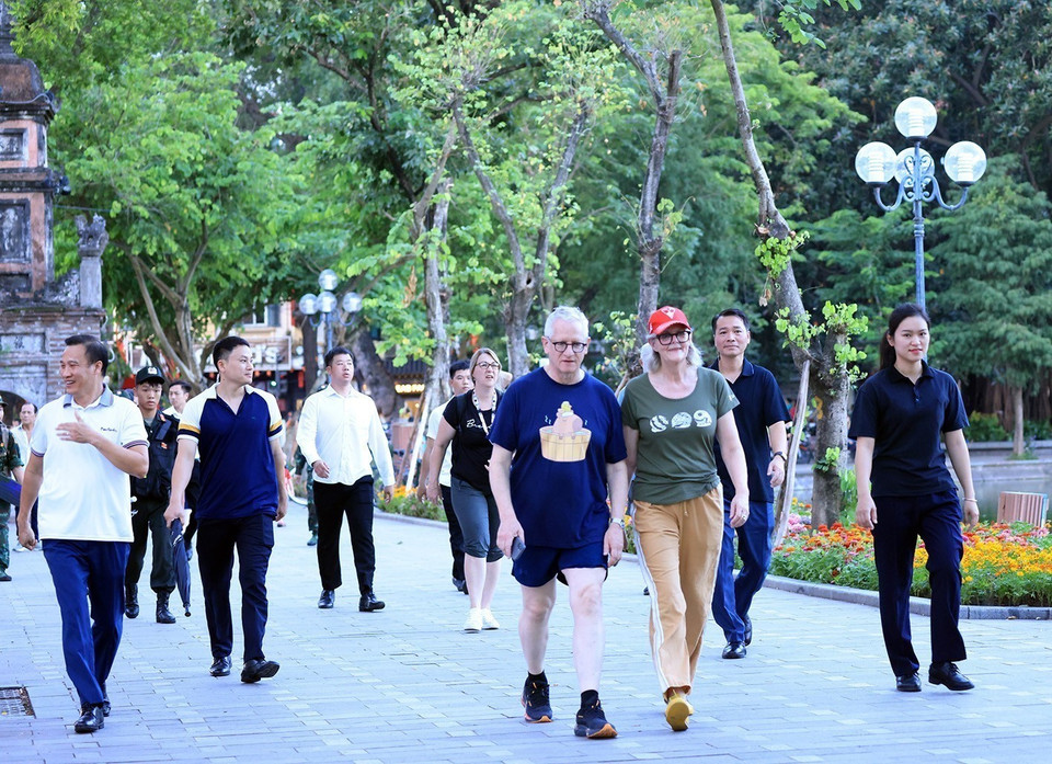 Australian Governor-General Sam Mostyn takes a stroll around Hoan Kiem Lake in Hanoi. (Photo: VNA)
