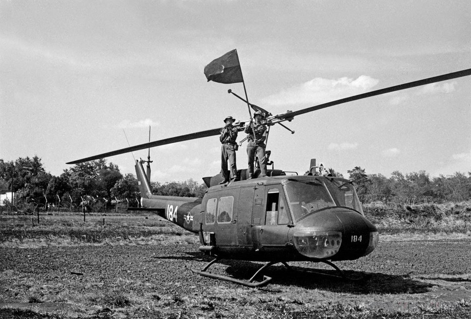 The liberation army forces attack and gain control of Hoa Binh airport, securing Buon Ma Thuot town (1975). (Photo: VNA)
