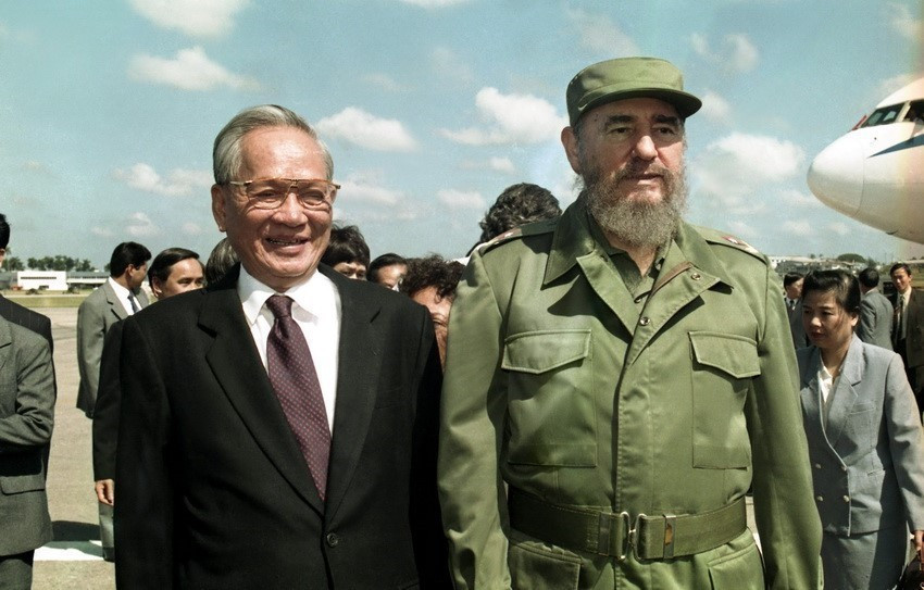 President of the Council of State and the Council of Ministers of Cuba Fidel Castro welcomes State President Le Duc Anh at Jose Marti International Airport, during his official friendship visit to Cuba from October 12–17, 1995. (Photo: VNA)