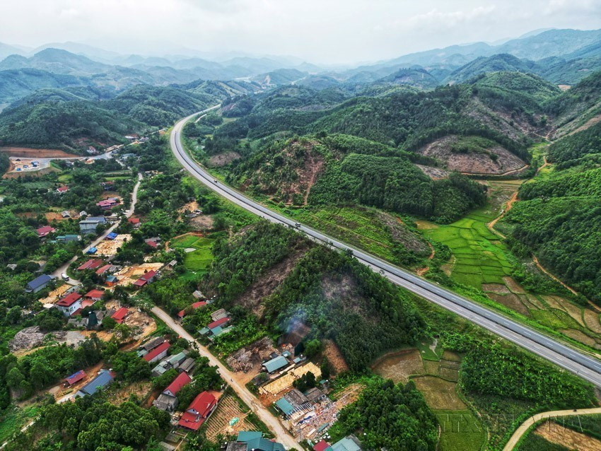 The Noi Bai – Lao Cai expressway, officially put into operation on September 21, 2014, becomes a vital transport artery that has actively helped unlock socio-economic development potential for provinces in the northwestern region. (Photo: VNA)