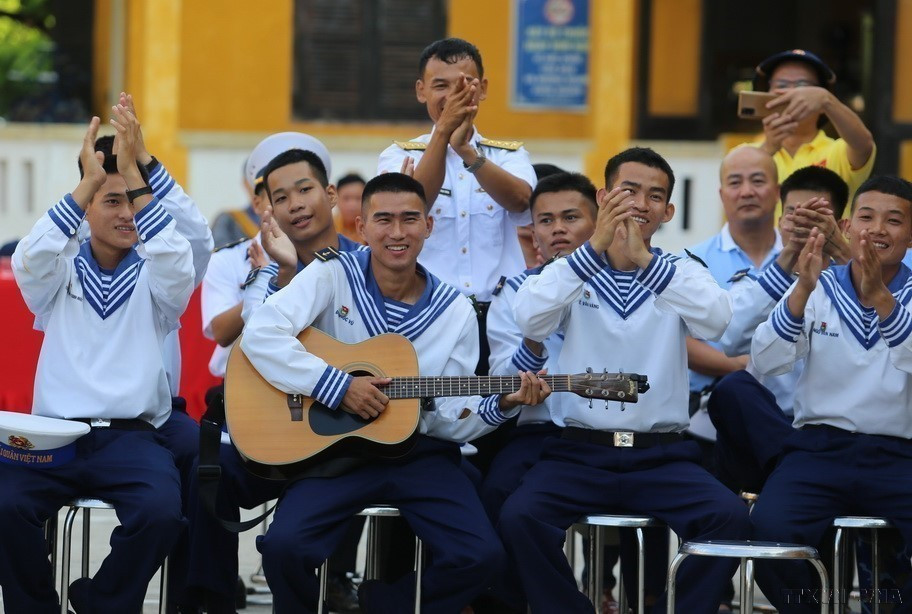 Beaming smiles from soldiers on Sinh Ton Dong island during a cultural exchange and performance with a visiting delegation supporting officers, soldiers, and residents of the Truong Sa (Spratly) archipelago. (Photo: VNA)