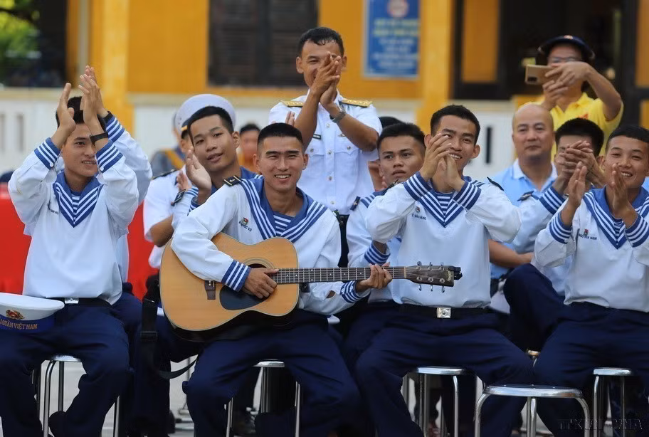 Beaming smiles from soldiers on Sinh Ton Dong island during a cultural exchange and performance with a visiting delegation supporting officers, soldiers, and residents of the Truong Sa (Spratly) archipelago. (Photo: VNA)