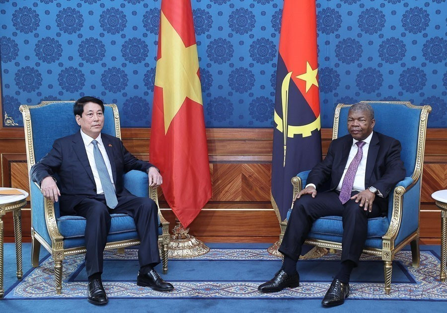 Vietnamese President Luong Cuong (L) holds talks with Angolan President João Manuel Gonçalves Lourenço during his State visit to the Republic of Angola (August 7, 2025). (Photo: VNA)