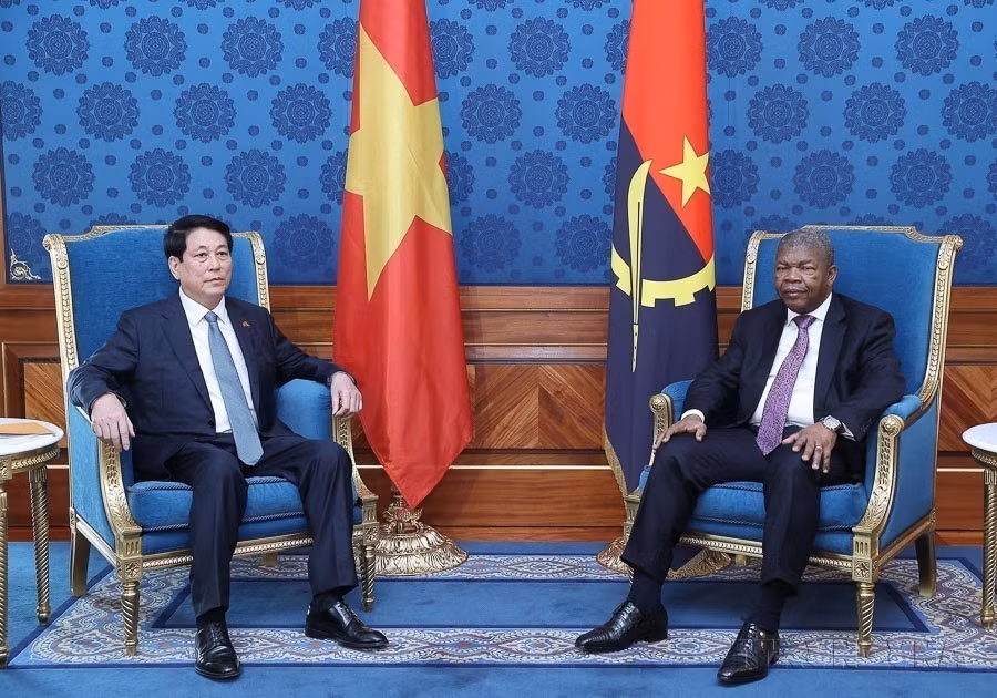 Vietnamese President Luong Cuong (L) holds talks with Angolan President João Manuel Gonçalves Lourenço during his State visit to the Republic of Angola (August 7, 2025). (Photo: VNA)