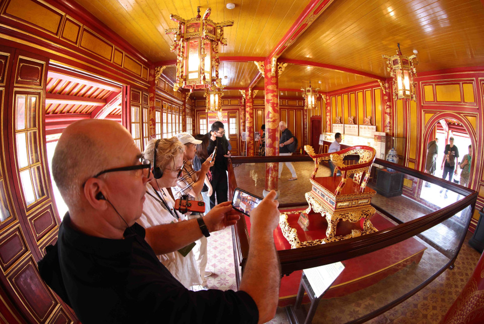 Visitors at Lau Ngu Phung (Five-Phoenix Pavilion) in the Hue Imperial Citadel. (Photo: VNA)