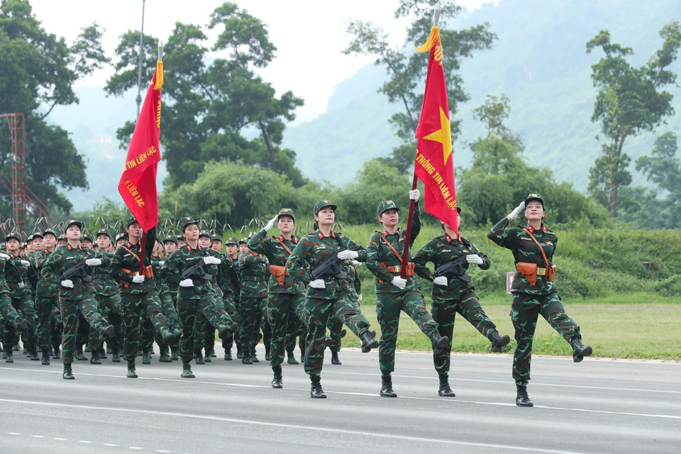Female soldiers participate in the rehearsal. (Photo: VNA)