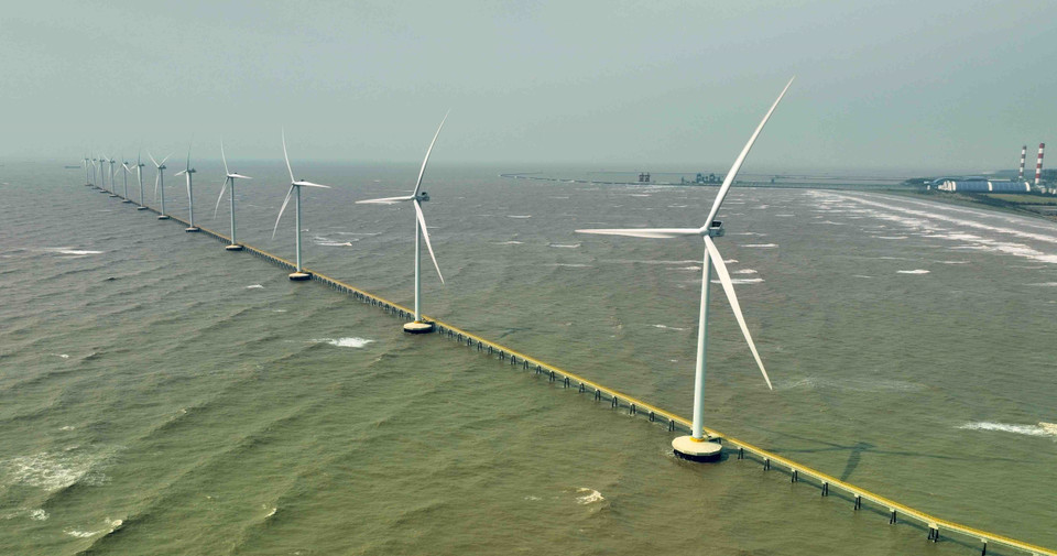 The Korea – Tra Vinh wind power plant, featuring 12 turbines with a capacity of 48MW, is installed offshore with a 4.2 km access road, generating over 155 million kWh. (Photo: VNA)