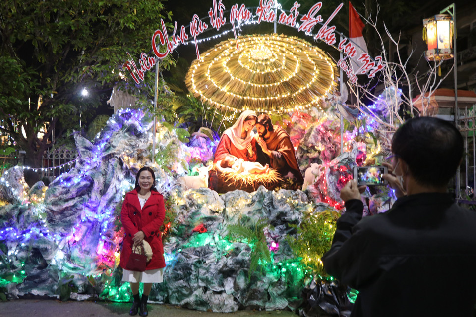 Locals check in and capture meaningful moments ahead of the approaching Christmas. (Photo: VNA)