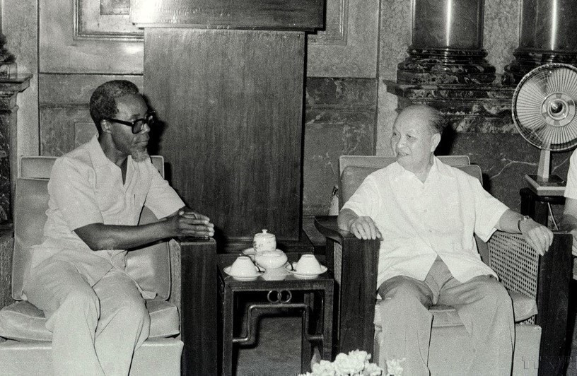Chairman of the State Council Truong Chinh (R) receives Angola’s Minister of External Trade Ismael Gaspar Martins during his visit to Vietnam (June 21, 1984). (Photo: VNA)
