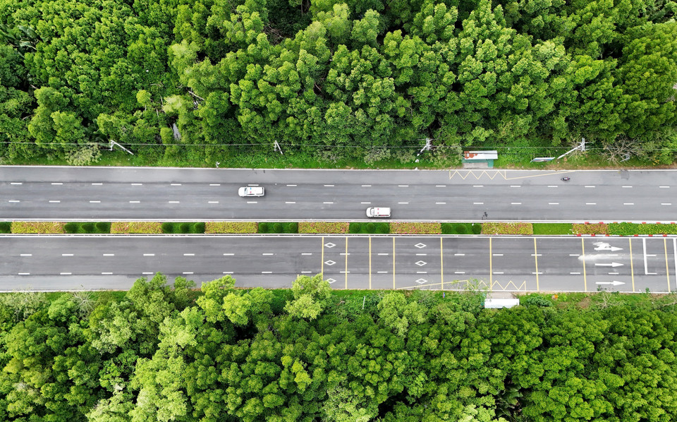 A six-lane section of the road, showcasing impressive traffic safety features, captured from above. (Photo: VNA)