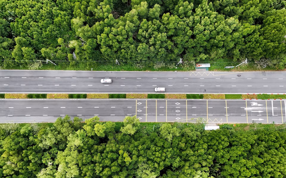 A six-lane section of the road, showcasing impressive traffic safety features, captured from above. (Photo: VNA)