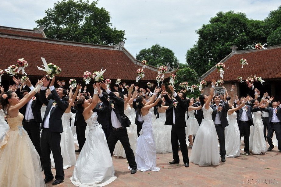The joy of 50 couples participating in a group wedding photoshoot programme at Van Mieu–Quoc Tu Giam (Temple of Literature, Hanoi). (Photo: VNA)