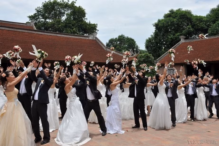 The joy of 50 couples participating in a group wedding photoshoot programme at Van Mieu–Quoc Tu Giam (Temple of Literature, Hanoi). (Photo: VNA)