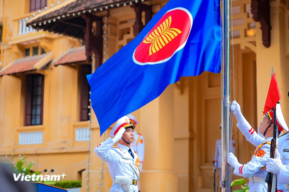 The ASEAN flag symbolises the solidarity, friendship, and cooperation of the Association, as well as the shared aspiration for peace, stability, and prosperous development among all member states under the common roof of the ASEAN Community. (Photo: VNA)