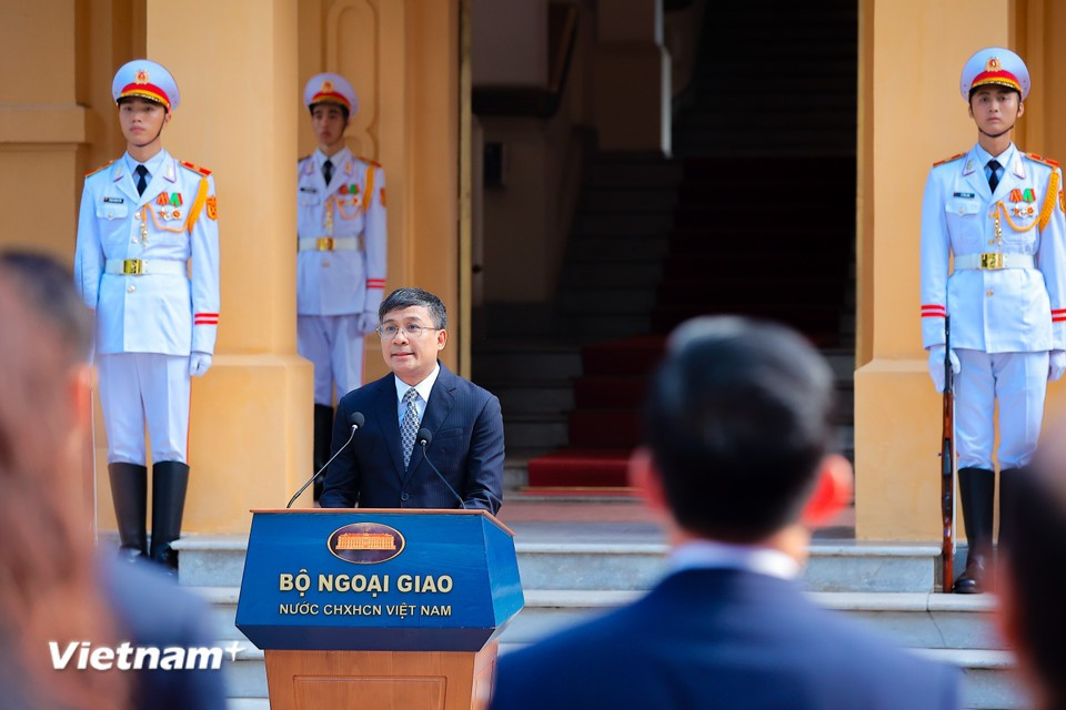 Deputy Minister of Foreign Affairs Nguyen Minh Vu delivers remarks at the ASEAN flag hoisting ceremony. (Photo: VNA)
