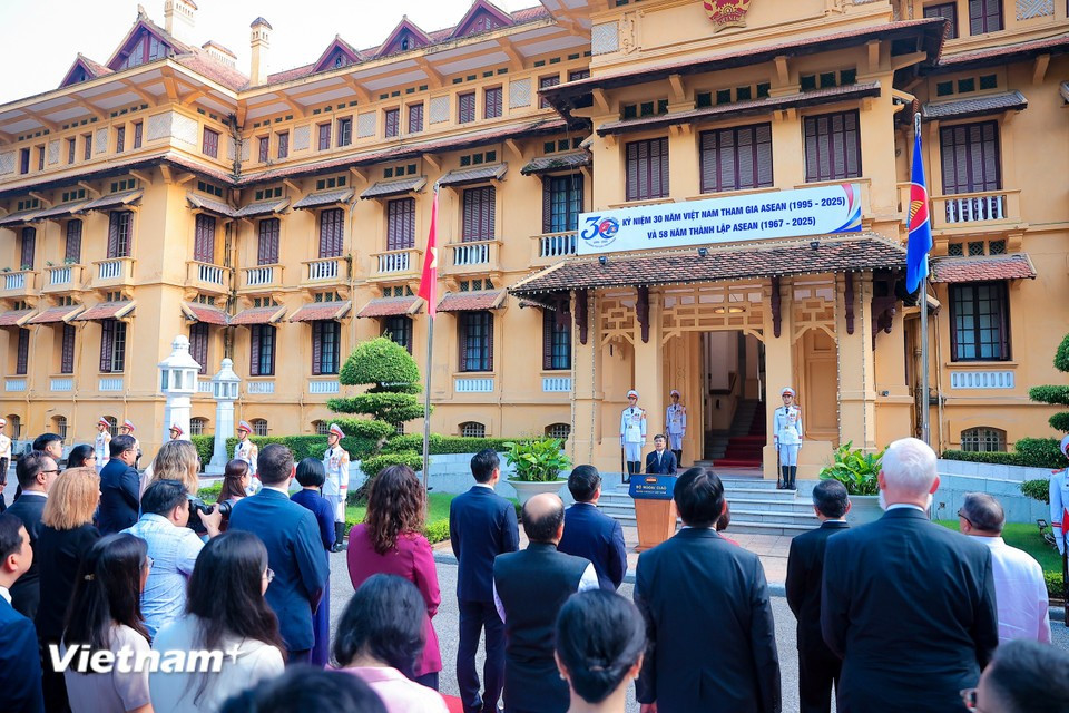 The ASEAN flag hoisting ceremony is an annual event organised on August 8 at the headquarters of the Ministry of Foreign Affairs to celebrate the founding anniversary of the regional bloc (Photo: VNA)