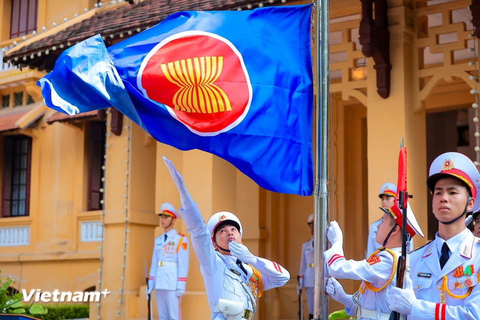 The ASEAN flag features a blue background symbolising peace and stability, while the red represents dynamism. At the center, ten yellow rice stalks signify agricultural civilisation and represent the ten member countries of ASEAN. (Photo: VNA)