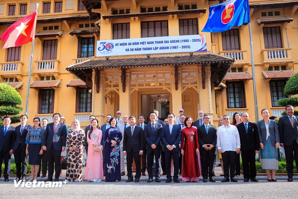 Delegates attending the ASEAN flag hoisting ceremony. (Photo: VNA) http://www.w3.org/2000/svg" class="icon"> http://www.w3.org/2000/svg" class="icon"> http://www.w3.org/2000/svg" class="icon"> http://www.w3.org/2000/svg" class="icon"> http://www.w3.org/2000/svg" class="icon"> http://www.w3.org/2000/svg" class="icon"> http://www.w3.org/2000/svg" class="icon"> http://www.w3.org/2000/svg" class="icon"> Ask ChatGPT