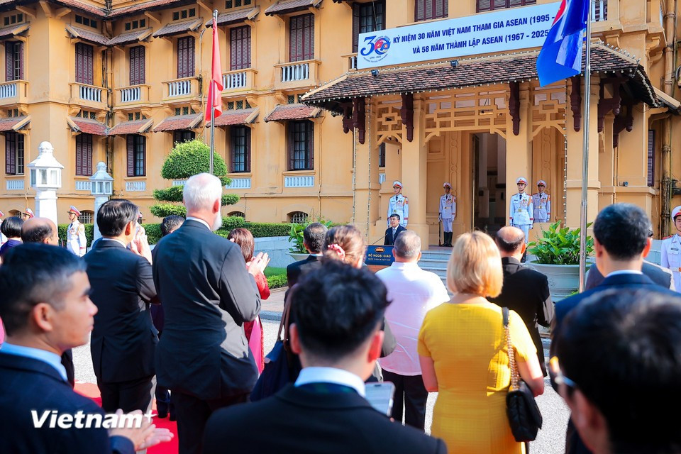 The 30-year journey stands as vivid testimony to the vision and political will of our Party and State in building and strengthening a peaceful and cooperative environment for development. Vietnam joined ASEAN in a spirit of friendship and with a strong sense of responsibility. (Photo: VNA)