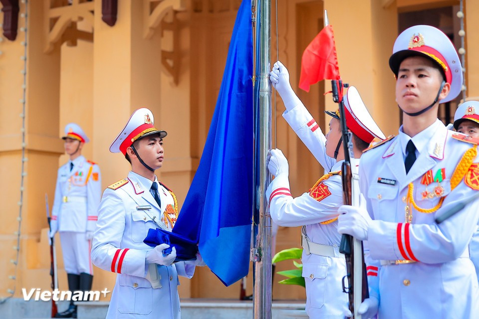 The ceremony is held solemnly. (Photo: VNA)