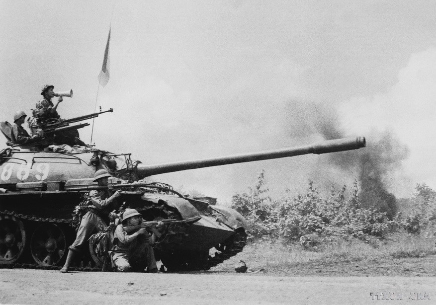 Liberation forces advance into Buon Ma Thuot with coordinated tank and infantry operations (March 1975). (Photo: VNA)