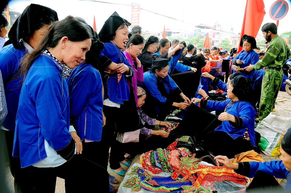 Tay and Nung ethnic women at Tan Son commune market. (Photo: VNA)