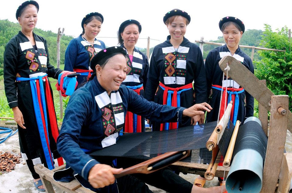 Cao Lan ethnic people preserve the traditional brocade weaving (Photo: VNA)