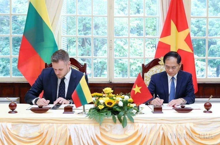 Minister of Foreign Affairs Bui Thanh Son and Lithuanian Foreign Minister Gabrielius Landsbergis sign a cooperation agreement between the two foreign ministries (Hanoi, October 25, 2023). (Photo: VNA)