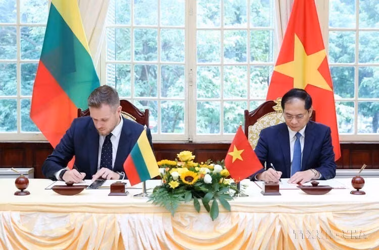 Minister of Foreign Affairs Bui Thanh Son and Lithuanian Foreign Minister Gabrielius Landsbergis sign a cooperation agreement between the two foreign ministries (Hanoi, October 25, 2023). (Photo: VNA)