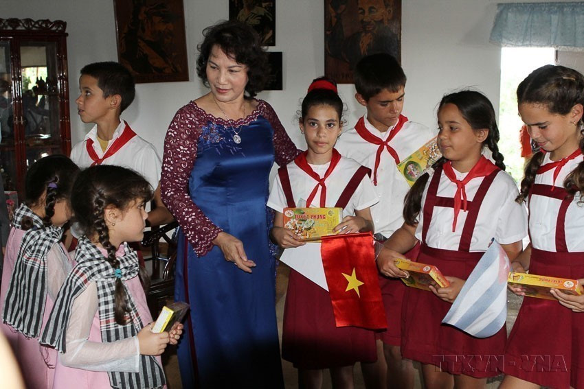 Vice Chairwoman of the Vietnamese National Assembly Nguyen Thi Kim Ngan visits children at Ben Tre village in Artemisa province, Cuba (December 6, 2011). (Photo: VNA)