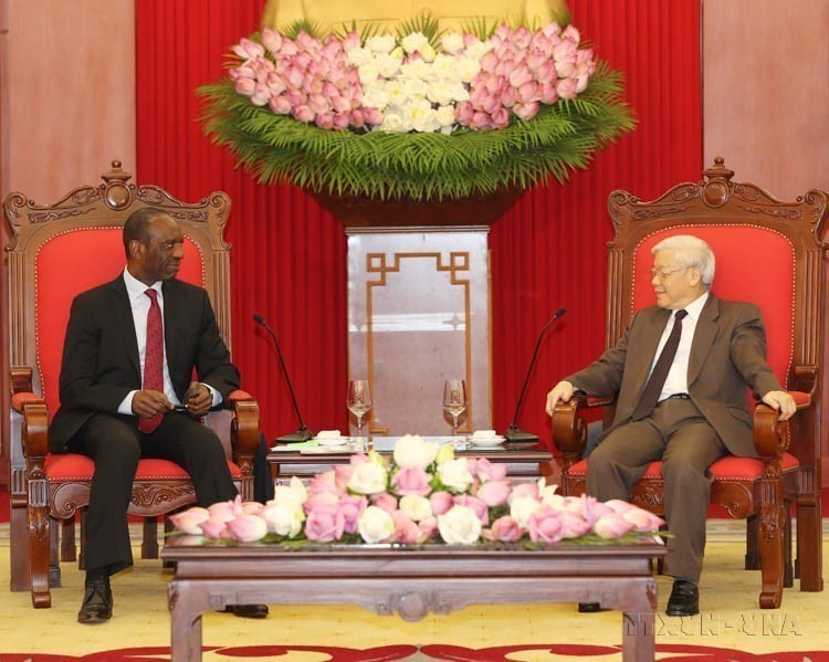 Party General Secretary Nguyen Phu Trong receives Mozambique Prime Minister Carlos Agostinho do Rosario during his official visit to Vietnam (August 1, 2017). (Photo: VNA)
