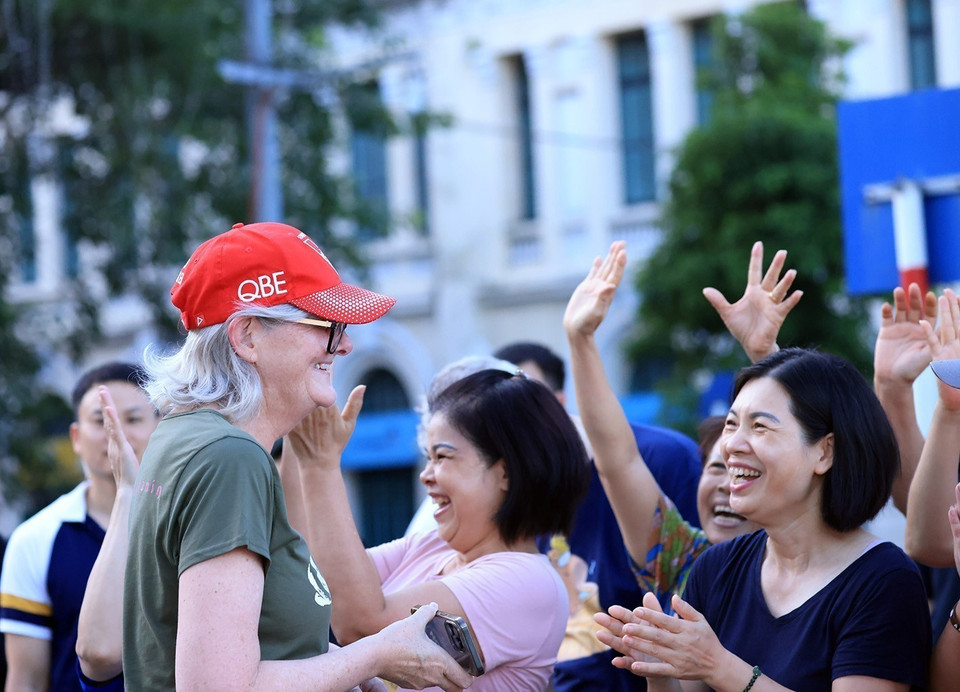 Australian Governor-General Sam Mostyn is warmly welcomed by local residents. (Photo: VNA)