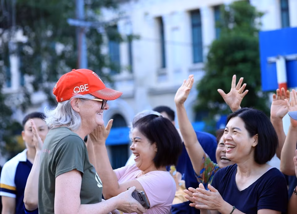 Australian Governor-General Sam Mostyn is warmly welcomed by local residents. (Photo: VNA)