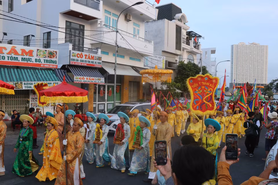 Locals and tourists join the procession honouring the Mother Goddess. (Photo: VNA)