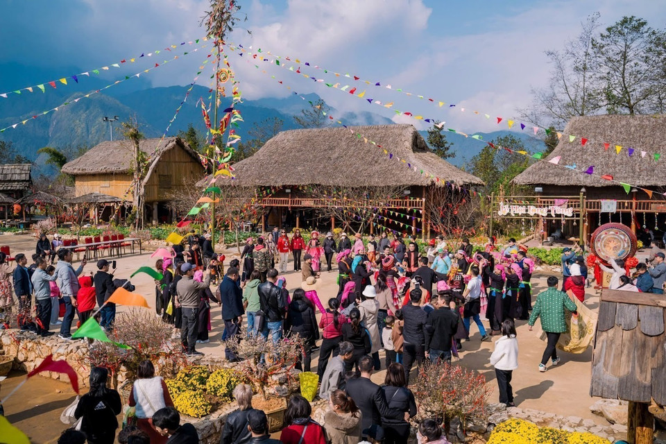Traditional festivals and folk games in Ban May, Sa Pa town, offer visitors authentic, emotional, and meaningful green tourism experiences. (Photo: VNA supplied)
