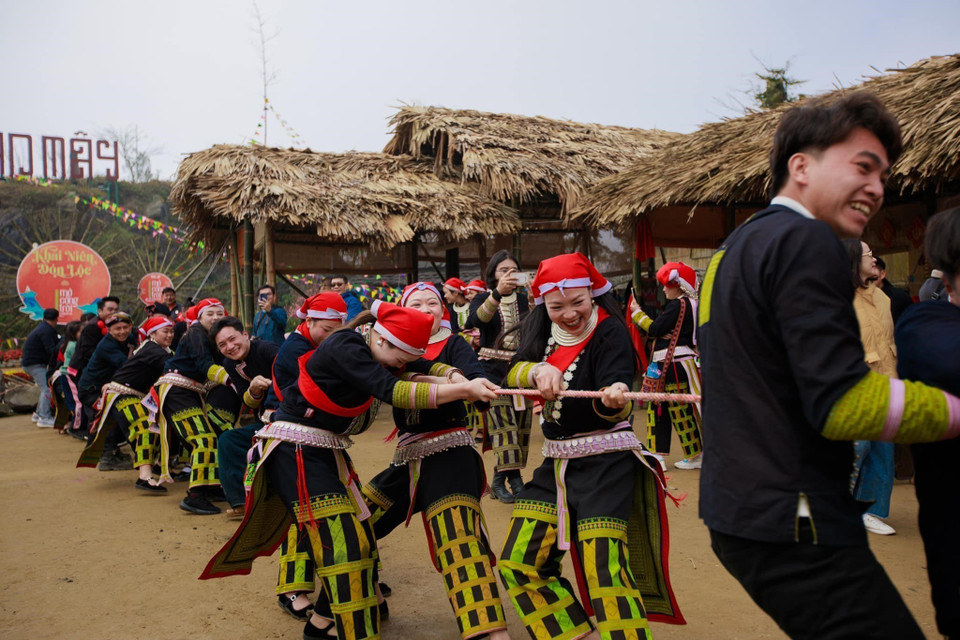 Traditional folk games in Ban May, Sa Pa town, offer visitors authentic, emotional, and meaningful green tourism experiences. (Photo: VNA supplied)