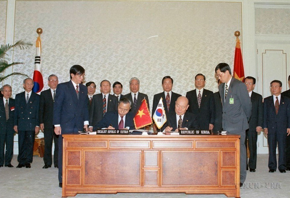 Minister of Foreign Affairs Nguyen Manh Cam and his RoK counterpart Gong Ro-myeong sign an agreement on the Republic of Korea’s ODA loan to Vietnam (Seoul, April 12, 1995). (Photo: VNA)