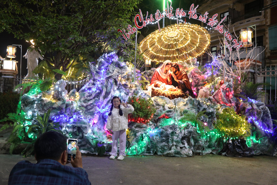 Hue residents check in and capture meaningful moments ahead of the approaching Christmas. (Photo: VNA)