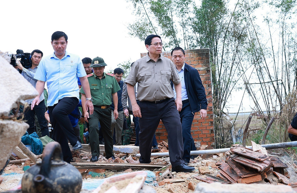 Prime Minister Pham Minh Chinh visits houses completely destroyed by floods in Phu Huu village, Hoa Thinh commune. (Photo: VNA)