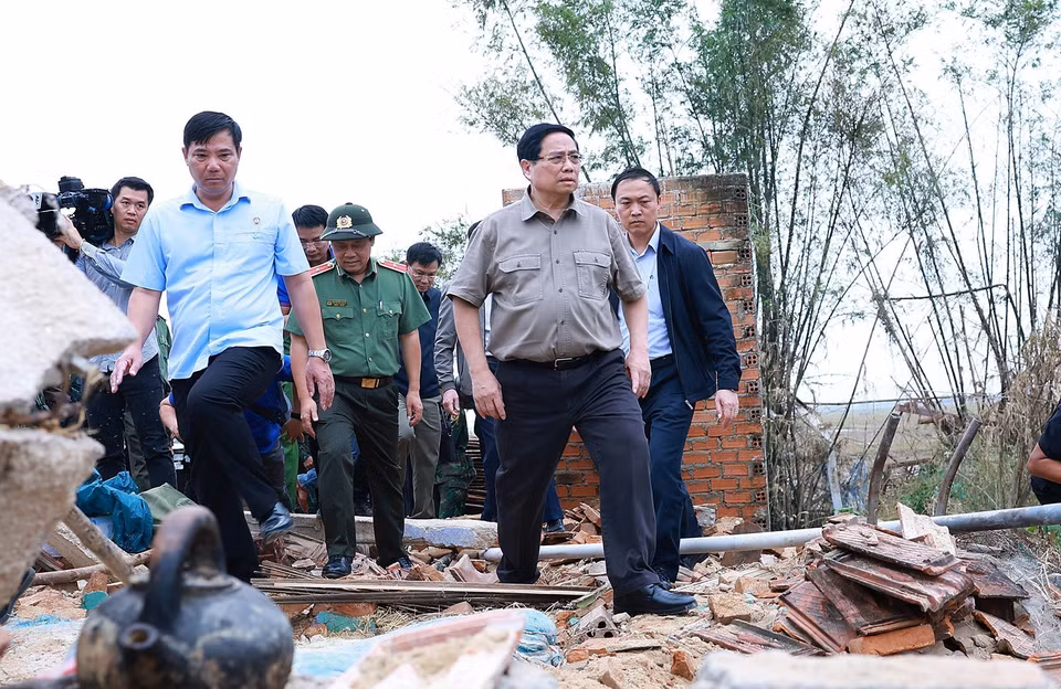Prime Minister Pham Minh Chinh visits houses completely destroyed by floods in Phu Huu village, Hoa Thinh commune. (Photo: VNA)