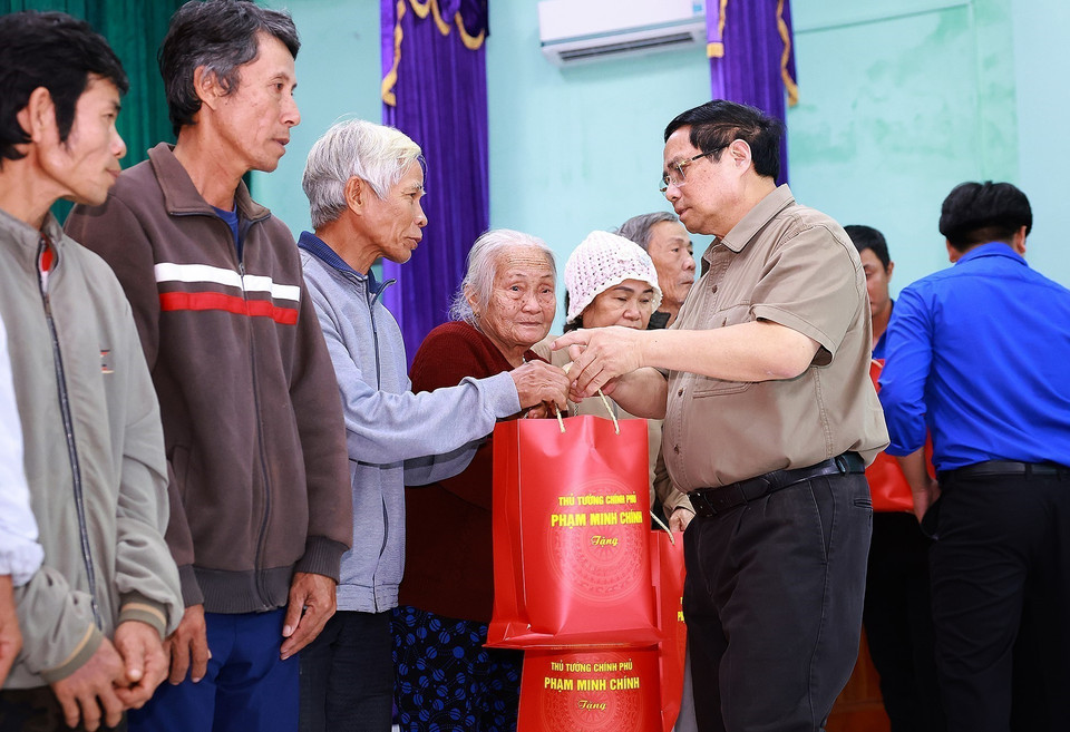 Prime Minister Pham Minh Chinh presents relief packages to affected residents. (Photo: VNA)