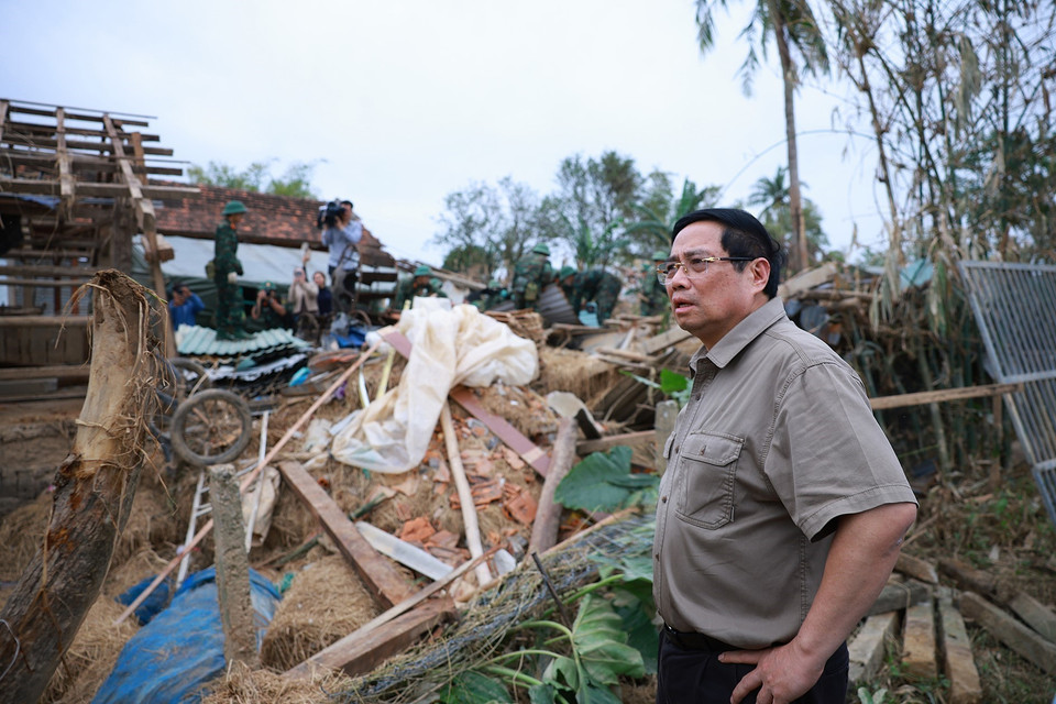 Prime Minister Pham Minh Chinh visits houses completely destroyed by floods in Phu Huu village, Hoa Thinh commune. (Photo: VNA)