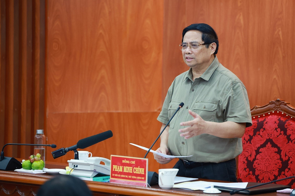 Prime Minister Pham Minh Chinh meets with leaders of Dak Lak, Gia Lai, Khanh Hoa, and Lam Dong provinces to implement measures for flood recovery and stabilise people’s livelihoods. (Photo: VNA)