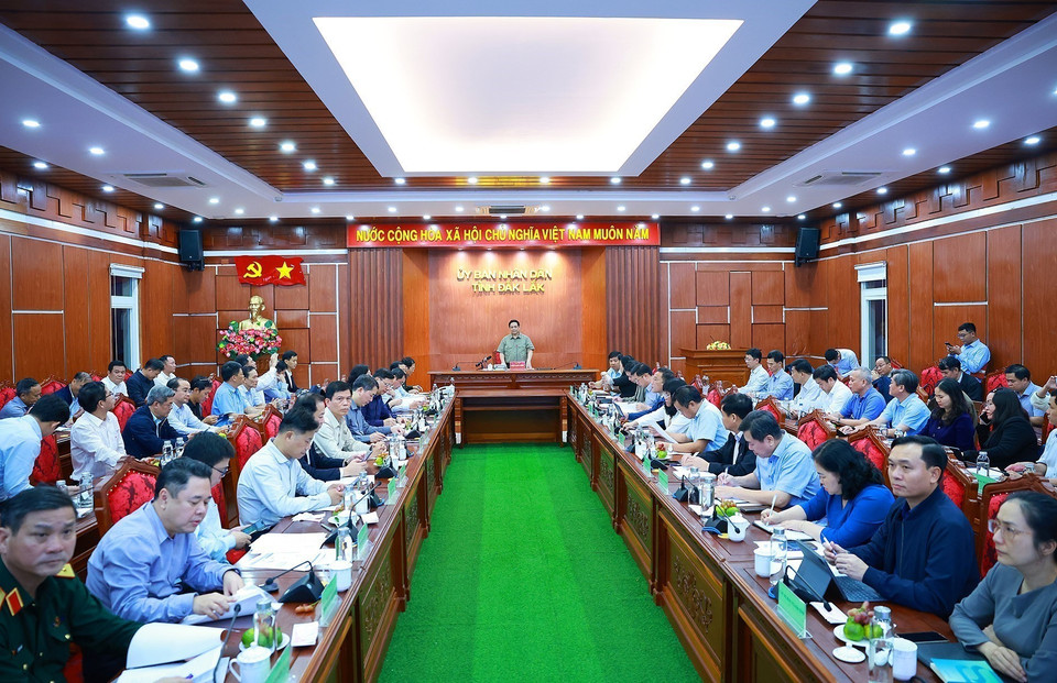 Prime Minister Pham Minh Chinh meets with leaders of Dak Lak, Gia Lai, Khanh Hoa, and Lam Dong provinces to implement measures for flood recovery and stabilise people’s livelihoods. (Photo: VNA)
