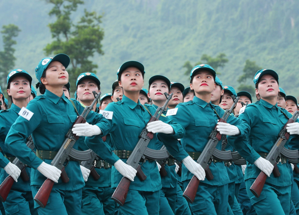 Female militia and self-defense forces take part in the rehearsal. (Photo: VNA)