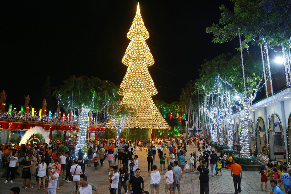 Thousands of people gather to admire the conical-hat Christmas tree. (Photo: VNA)