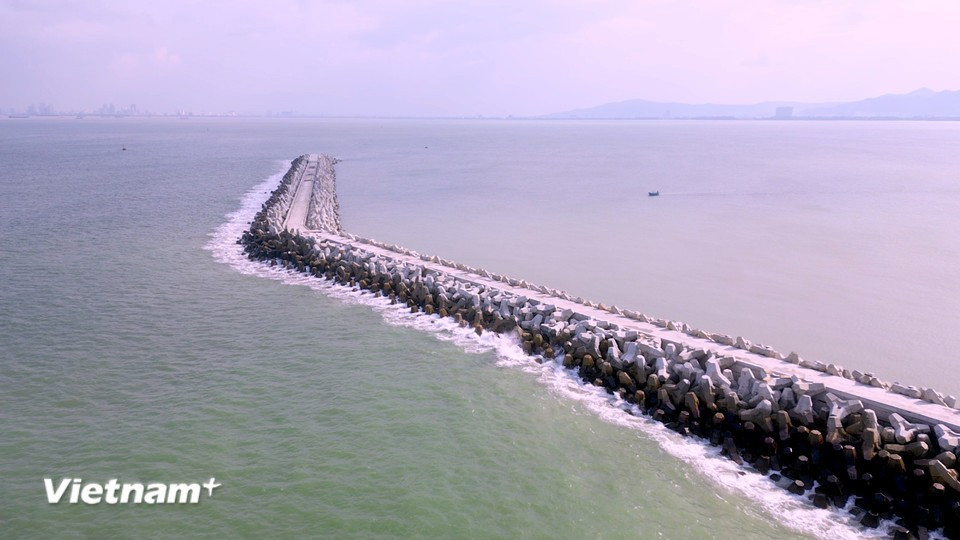 The seawall section is 573m long and the breakwater section is 597m long. (Photo: VNA)