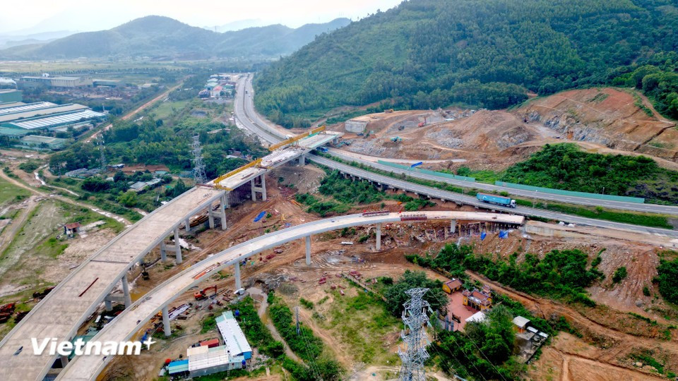 The coastal road connecting Lien Chieu port now reaches 82.30% completion. In the photo is the grade-separated overpass at the Hai Van-South bypass intersection, ensuring independent and non-conflicting traffic flows for vehicles entering and leaving the port. (Photo: VNA)